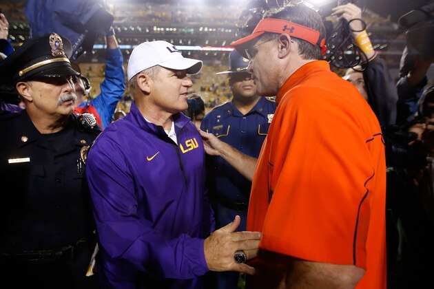 BATON ROUGE, LA - SEPTEMBER 21:  Head coach Les Miles of the LSU Tigers talks with ead coach Gus Malzahn of the Auburn Tigers after LSU defeated Auburn 35-21at Tiger Stadium on September 21, 2013 in Baton Rouge, Louisiana.  (Photo by Chris Graythen/Getty Images)