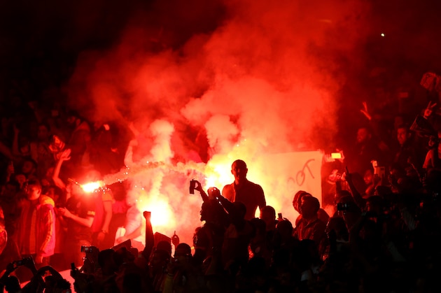 LONDON, ENGLAND - OCTOBER 01: Galatasaray AS light flare after conceding a second goal during the UEFA Champions League group D match between Arsenal FC and Galatasaray AS at Emirates Stadium on October 1, 2014 in London, United Kingdom. (Photo by Paul Gilham/Getty Images) LONDON, ENGLAND - OCTOBER 01: Galatasaray AS light flare after conceding a second goal during the UEFA Champions League group D match between Arsenal FC and Galatasaray AS at Emirates Stadium on October 1, 2014 in London, United Kingdom. (Photo by Paul Gilham/Getty Images)
