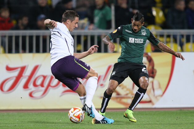 Krasnodar's Ricardo Laborde, right, fights for the ball with Everton's Phil Jagielka during the Europa League Group H soccer match between Krasnodar and Everton in Krasnodar, Russia, Thursday, Oct. 2, 2014. (AP Photo/Vitaly Timkiv)