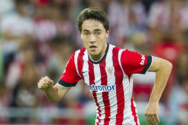 BILBAO, SPAIN - AUGUST 30: Unai Lopez of Athletic Club Bilbao controls the ball during the La Liga match between Athletic Club and Levante UD at San Mames Stadium on August 30, 2014 in Bilbao, Spain.  (Photo by Juan Manuel Serrano Arce/Getty Images)