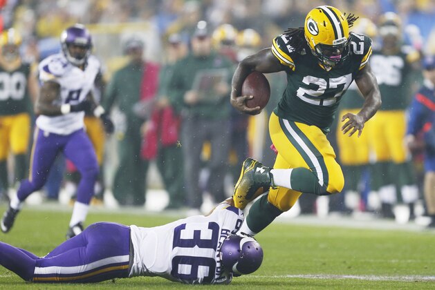 Green Bay Packers' Eddie Lacy runs past Minnesota Vikings' Robert Blanton during the first half of an NFL football game Thursday, Oct. 2, 2014, in Green Bay, Wis. (AP Photo/Mike Roemer)