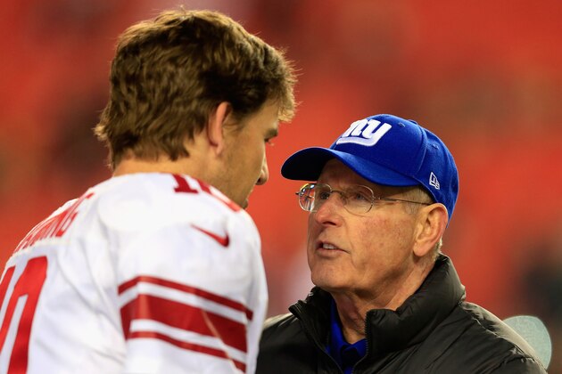 LANDOVER, MD - DECEMBER 01:  Head coach Tom Coughlin of the New York Giants talks with Eli Manning #10 on the field prior to their game against the Washington Redskins at FedExField on December 1, 2013 in Landover, Maryland.  (Photo by Rob Carr/Getty Images)