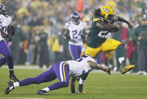 Green Bay Packers' Eddie Lacy runs past Minnesota Vikings' Robert Blanton during the first half of an NFL football game Thursday, Oct. 2, 2014, in Green Bay, Wis. (AP Photo/Mike Roemer)