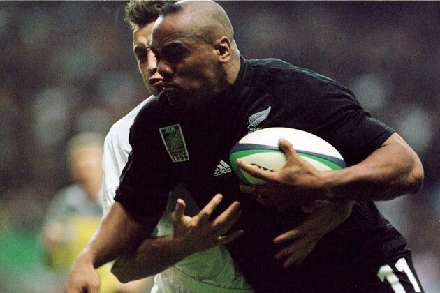 UNITED KINGDOM - OCTOBER 10:  All Black Jonah Lomu forces past England's Dan Luger in the Rugby World Cup pool match at Twickenham, Saturday. The All Blacks won 3016.  (Photo by Ross Setford/Getty Images)