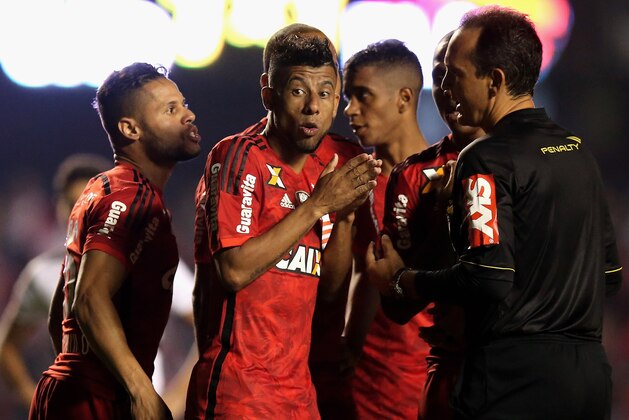 SAO PAULO, BRAZIL - SEPTEMBER 24: Leo Moura (C) of Flamengo speaks with referee Andre Luiz de Freitas Castro during the match between Sao Paulo and Flamengo for the Brazilian Series A 2014 at Estadio do Morumbi on September 24, 2014 in Sao Paulo, Brazil. (Photo by Friedemann Vogel/Getty Images)