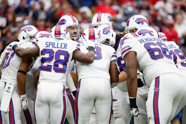 HOUSTON, TX - SEPTEMBER 28:  EJ Manuel #3 of the Buffalo Bills (C) huddles with his offense during the first half of their game against the Houston Texans at NRG Stadium on September 28, 2014 in Houston, Texas.  (Photo by Scott Halleran/Getty Images)