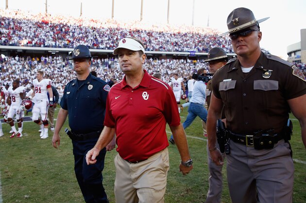 FORT WORTH, TX - OCTOBER 04:  Head coach Bob Stoops of the Oklahoma Sooners leaves the field after the TCU Horned Frogs beat the Sooners 37-33 at Amon G. Carter Stadium on October 4, 2014 in Fort Worth, Texas.  (Photo by Tom Pennington/Getty Images)