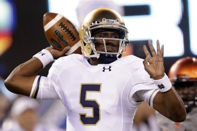 Notre Dame quarterback Everett Golson looks to pass against Syracuse during the first half of an NCAA college football game, Saturday, Sept. 27, 2014, in East Rutherford, N.J. Notre Dame won 31-15. (AP Photo/Julio Cortez)