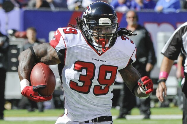 Atlanta Falcons running back Steven Jackson (39) runs for a touchdown score against the New York Giants during the first half of an NFL football game, Sunday, Oct. 5, 2014, in East Rutherford, N.J. (AP Photo/Bill Kostroun)