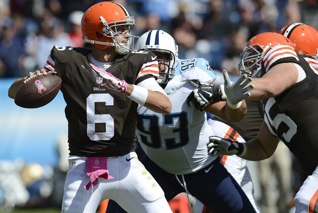 Brian Hoyer, de los Browns de Cleveland, se prepara para lanzar un pase, presionado por Mike Martin, de los Titans de Tennessee, en el partido del domingo 5 de octubre de 2014 (AP Foto/Mark Zaleski)
