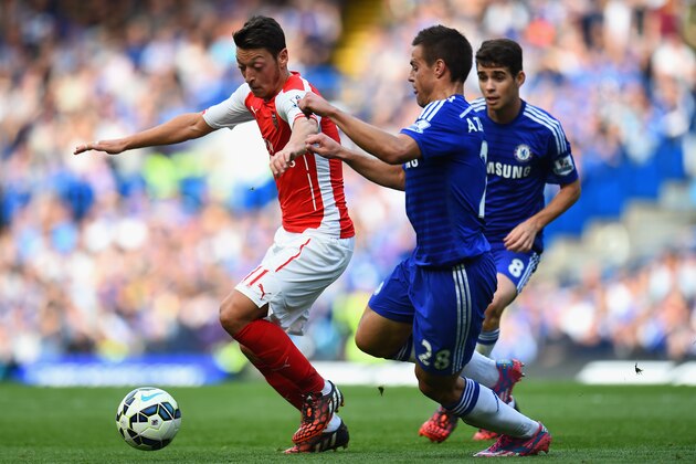 LONDON, ENGLAND - OCTOBER 05:  Mesut Oezil of Arsenal is closed down by Cesar Azpilicueta of Chelsea during the Barclays Premier League match between Chelsea and Arsenal at Stamford Bridge on October 4, 2014 in London, England.  (Photo by Shaun Botterill/Getty Images)