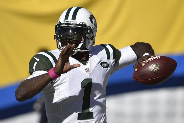 New York Jets quarterback Michael Vick passes against the San Diego Chargers during the second half of an NFL football game, Sunday, Oct. 5, 2014, in San Diego. (AP Photo/Denis Poroy)