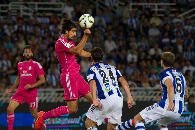 Real Madrid's Sami Khedira, 2nd left,  vies for the ball with Real Sociedad's De la Bella, 2nd right, during a Spanish La Liga soccer match between Real Madrid and Real Sociedad at the Anoeta stadium in San Sebastian, Spain, Sunday, Aug. 31, 2014. (AP Photo/Jose Ignacio Unanue)