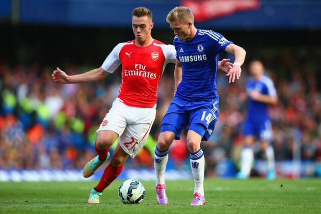 LONDON, ENGLAND - OCTOBER 05:  Calum Chambers of Arsenal and Andre Schuerrle of Chelsea battle for the ball during the Barclays Premier League match between Chelsea and Arsenal at Stamford Bridge on October 4, 2014 in London, England.  (Photo by Paul Gilham/Getty Images)
