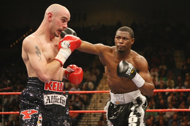 LAS VEGAS - FEBRUARY 16:  Jermain Taylor (r) hits Kelly Pavlik with a right during their middlleweight fight at the MGM Grand Garden Arena on February 16, 2008 in Las Vegas, Nevada.  (Photo by Jed Jacobsohn/Getty Images)