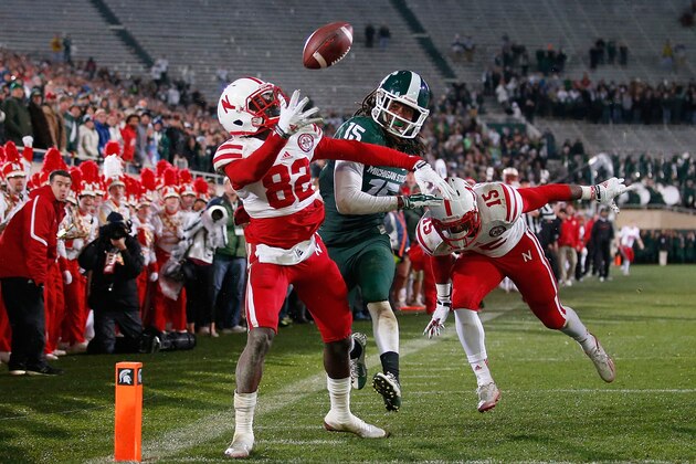 EAST LANSING, MI - OCTOBER 04: Alonzo Moore #82 of the Nebraska Cornhuskers can't come up with a late fourth quarter pass to take the lead in front of Michael Rose-Ivey #15 of the Nebraska Cornhuskers at Spartan Stadium on October 4, 2014 in East Lansing, Michigan. (Photo by Gregory Shamus/Getty Images)