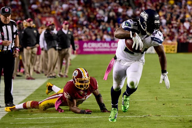 LANDOVER, MD - OCTOBER 06: Running back Marshawn Lynch #24 of the Seattle Seahawks scores a 4th quarter touchdown past the defense of inside linebacker Perry Riley #56 of the Washington Redskins at FedExField on October 6, 2014 in Landover, Maryland.  (Photo by Patrick Smith/Getty Images)