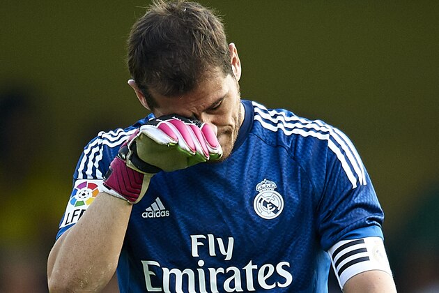 VILLARREAL, SPAIN - SEPTEMBER 27:  Iker Casillas of Real Madrid reacts during the La Liga match between Villarreal CF and Real Madrid at El Madrigal on September 27, 2014 in Villarreal, Spain.  (Photo by Manuel Queimadelos Alonso/Getty Images)