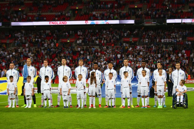 LONDON, ENGLAND - SEPTEMBER 03:  The England squad lines up prior to the International friendly match between England and Norway at Wembley Stadium on September 3, 2014 in London, England.  (Photo by Ian Walton/Getty Images)