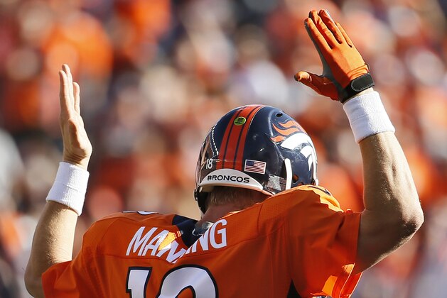 Peyton Manning, de los Broncos de Denver, festeja un touchdown de su equipo contra los Cardinals de San Luis, en el encuentro del domingo 5 de octubre de 2014 (AP Foto/Jack Dempsey)