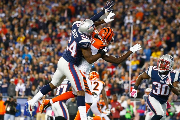 FOXBORO, MA - OCTOBER 05: Darrelle Revis #24 of the New England Patriots defends a pass intended for A.J. Green #18 of the Cincinnati Bengals during the second quarter at Gillette Stadium on October 5, 2014 in Foxboro, Massachusetts. (Photo by Jared Wickerham/Getty Images) FOXBORO, MA - OCTOBER 05: Darrelle Revis #24 of the New England Patriots defends a pass intended for A.J. Green #18 of the Cincinnati Bengals during the second quarter at Gillette Stadium on October 5, 2014 in Foxboro, Massachusetts. (Photo by Jared Wickerham/Getty Images)