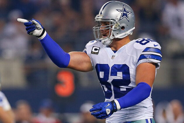 ARLINGTON, TX - SEPTEMBER 28:  Jason Witten #82 of the Dallas Cowboys signals for a first down against the New Orleans Saints in the first half at AT&T Stadium on September 28, 2014 in Arlington, Texas.  (Photo by Tom Pennington/Getty Images)