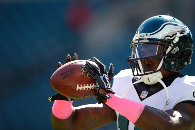 Philadelphia Eagles' Jeremy Maclin warms up in breast cancer awareness gear before an NFL football game against the St. Louis Rams, Sunday, Oct. 5, 2014, in Philadelphia. (AP Photo/Michael Perez)