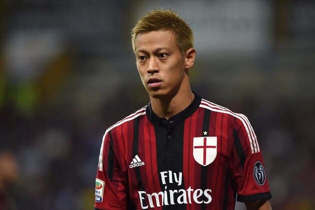 PARMA, ITALY - SEPTEMBER 14:  Keisuke Honda of AC Milan looks on during the Serie A match between Parma FC and AC Milan at Stadio Ennio Tardini on September 14, 2014 in Parma, Italy.  (Photo by Valerio Pennicino/Getty Images)