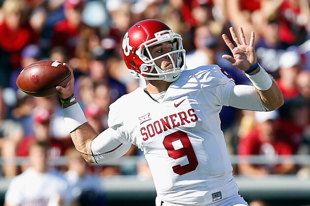 FORT WORTH, TX - OCTOBER 04:  Quarterback Trevor Knight #9 of the Oklahoma Sooners looks for an open receiver against the TCU Horned Frogs in the first half at Amon G. Carter Stadium on October 4, 2014 in Fort Worth, Texas.  (Photo by Tom Pennington/Getty Images)