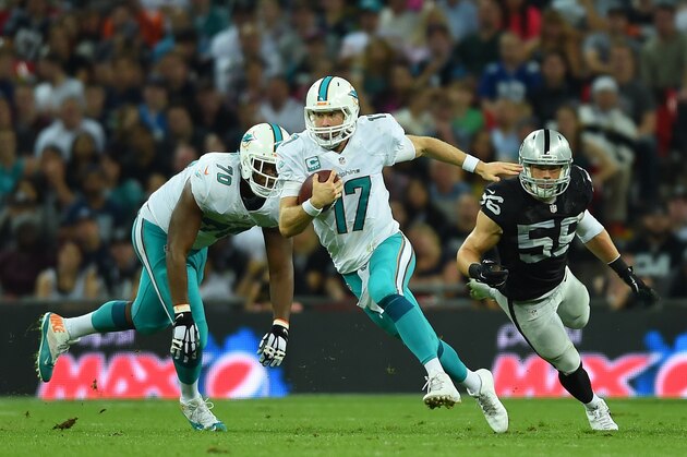 Ryan Tannehill, de los Dolphins de Miami, acarrea el balón durante el partido del domingo 28 de septiembre de 2014 frente a los Raiders de Oakland, en el estadio de Wembley, en Londres (AP Foto/Tim Ireland)