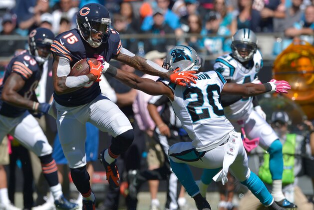CHARLOTTE, NC - OCTOBER 05:  Brandon Marshall #15 of the Chicago Bears makes a catch against Antoine Cason #20 of the Carolina Panthers during their game at Bank of America Stadium on October 5, 2014 in Charlotte, North Carolina.  (Photo by Grant Halverson/Getty Images)