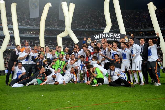 LISBON, PORTUGAL - MAY 24:  Real Madrid celebrate with the Champions League trophy after the UEFA Champions League Final between Real Madrid and Atletico de Madrid at Estadio da Luz on May 24, 2014 in Lisbon, Portugal.  (Photo by Michael Regan/Getty Images)