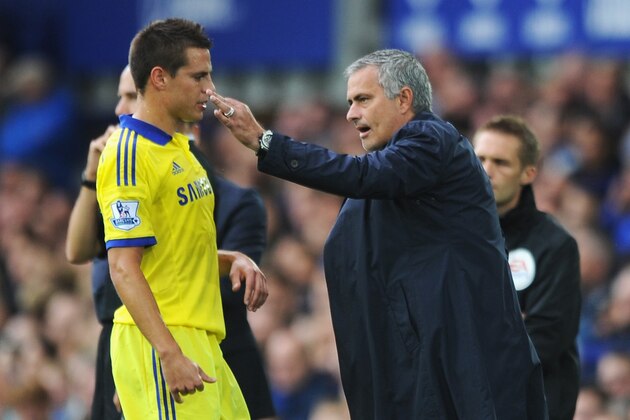 LIVERPOOL, ENGLAND - AUGUST 30: Jose Mourinho, manager of Chelsea talks to Cesar Azpilicueta of Chelsea during the Barclays Premier League match between Everton and Chelsea at Goodison Park on August 30, 2014 in Liverpool, England.  (Photo by Chris Brunskill/Getty Images)