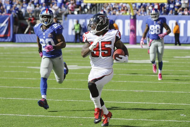 Atlanta Falcons running back Antone Smith, center, runs uncontested while scoring on a touchdown reception during the second half of an NFL football game against the New York Giants, Sunday, Oct. 5, 2014, in East Rutherford, N.J. (AP Photo/Bill Kostroun)