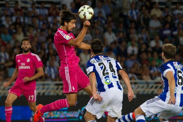 Real Madrid's Sami Khedira, 2nd left,  vies for the ball with Real Sociedad's De la Bella, 2nd right, during a Spanish La Liga soccer match between Real Madrid and Real Sociedad at the Anoeta stadium in San Sebastian, Spain, Sunday, Aug. 31, 2014. (AP Photo/Jose Ignacio Unanue)