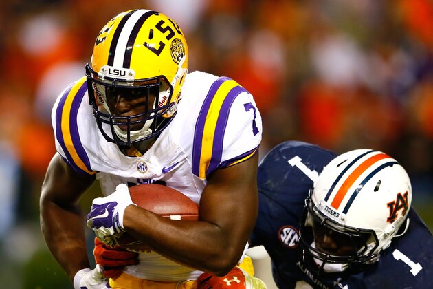 AUBURN, AL - OCTOBER 04:  Leonard Fournette #7 of the LSU Tigers rushes against Montravius Adams #1 of the Auburn Tigers at Jordan Hare Stadium on October 4, 2014 in Auburn, Alabama.  (Photo by Kevin C. Cox/Getty Images)