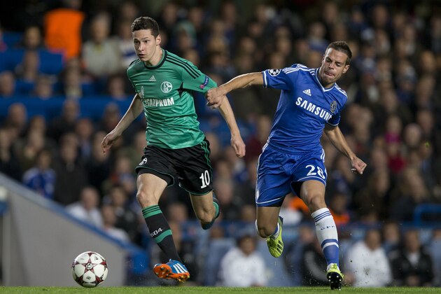 Chelsea's Cesar Azpilicueta, right challenges Schalke's Julian Draxler for the ball during the Champions League group E soccer match between Chelsea and FC Schalke 04 at Stamford Bridge stadium in London, Wednesday, Nov. 6, 2013.(AP Photo/Alastair Grant)