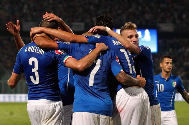 PALERMO, ITALY - OCTOBER 10: Players of Italy celebrate the winnig goal during the EURO 2016 Group H qualifier match between Italy and Azerbaijan at Stadio Renzo Barbera on October 10, 2014 in Palermo, Italy. (Photo by Maurizio Lagana/Getty Images) PALERMO, ITALY - OCTOBER 10: Players of Italy celebrate the winnig goal during the EURO 2016 Group H qualifier match between Italy and Azerbaijan at Stadio Renzo Barbera on October 10, 2014 in Palermo, Italy. (Photo by Maurizio Lagana/Getty Images)