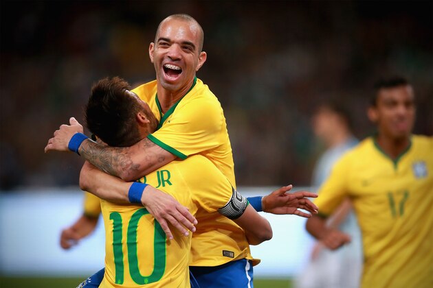 BEIJING, CHINA - OCTOBER 11:  Diego Tardelli of Brazil celebrates after scoring the second goal with Neymar of Brazil during Super Clasico de las Americas between Argentina and Brazil at Beijing National Stadium on October 11, 2014 in Beijing, China.  (Photo by Feng Li/Getty Images)