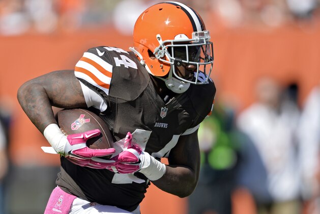 Cleveland Browns running back Ben Tate runs the ball against the Pittsburgh Steelers in the first quarter of an NFL football game Sunday, Oct. 12, 2014, in Cleveland. (AP Photo/David Richard)
