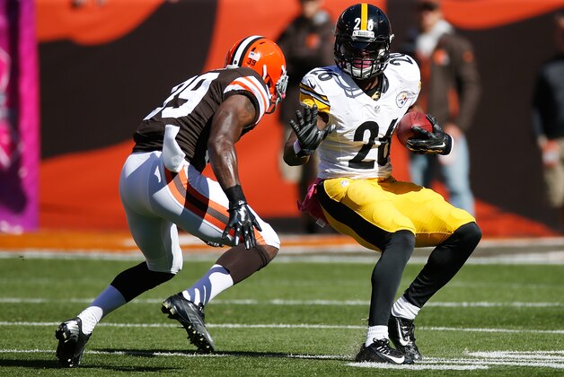 CLEVELAND, OH - OCTOBER 12:  Le'Veon Bell #26 of the Pittsburgh Steelers carries the ball in front of Tashaun Gipson #39 of the Cleveland Browns during the first quarter at FirstEnergy Stadium on October 12, 2014 in Cleveland, Ohio.  (Photo by Gregory Shamus/Getty Images)