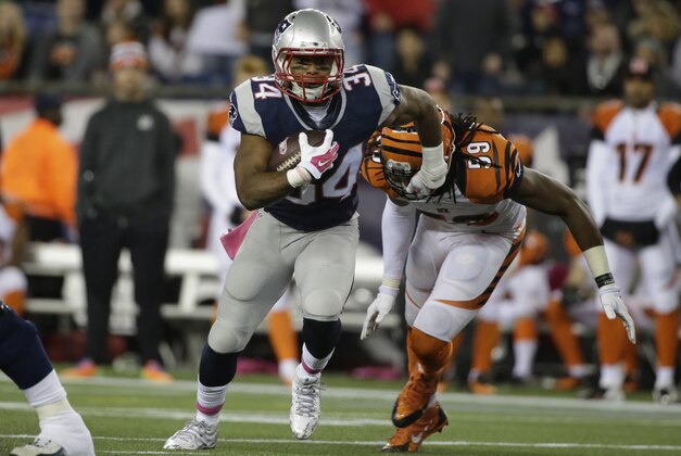 New England Patriots running back Shane Vereen, left, runs with the ball followed by Cincinnati Bengals outside linebacker Emmanuel Lamur, right, in the second half of an NFL football game Sunday, Oct. 5, 2014, in Foxborough, Mass. (AP Photo/Steven Senne)