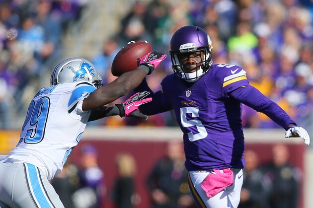 MINNEAPOLIS, MN - OCTOBER 12:  Quarterback Teddy Bridgewater #5 of the Minnesota Vikings scrambles against Cassius Vaughn #29 of the Detroit Lions during the fourth quarter on October 12, 2014 at TCF Bank Stadium in Minneapolis, Minnesota. (Photo by Adam Bettcher/Getty Images)