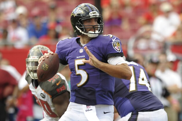 El quarterback Joe Flacco (5) de los Ravens de Baltimore en busca de un receptor en el partido ante los Buccaneers de Tampa Bay, el domingo 12 de octubre de 2014. (AP Foto/Steve Nesius)