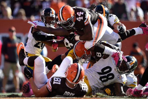 CLEVELAND, OH - OCTOBER 12:  Ben Tate #44 of the Cleveland Browns scores a touchdown in front of Vince Williams #98 of the Pittsburgh Steelers during the fourth quarter at FirstEnergy Stadium on October 12, 2014 in Cleveland, Ohio.  (Photo by Jason Miller/Getty Images)