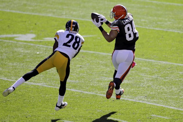 Cleveland Browns tight end Jordan Cameron pulls in a 51-yard touchdown pass against Pittsburgh Steelers cornerback Cortez Allen (28) in the second quarter f an NFL football game Sunday, Oct. 12, 2014, in Cleveland. (AP Photo/Tony Dejak)