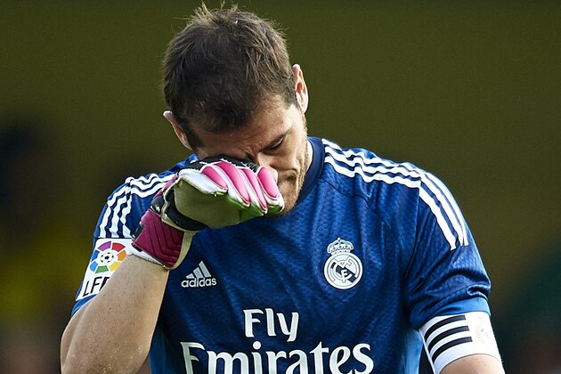VILLARREAL, SPAIN - SEPTEMBER 27:  Iker Casillas of Real Madrid reacts during the La Liga match between Villarreal CF and Real Madrid at El Madrigal on September 27, 2014 in Villarreal, Spain.  (Photo by Manuel Queimadelos Alonso/Getty Images)
