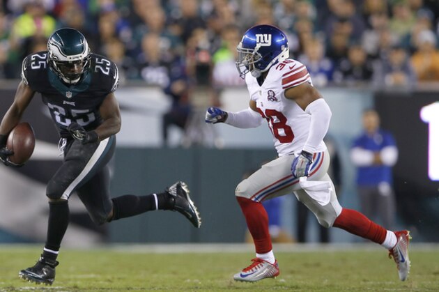 Philadelphia Eagles running back LeSean McCoy (25) runs with the ball against New York Giants cornerback Trumaine McBride (38) during the first half of an NFL football game, Sunday, Oct. 12, 2014, in Philadelphia. (AP Photo/Michael Perez)