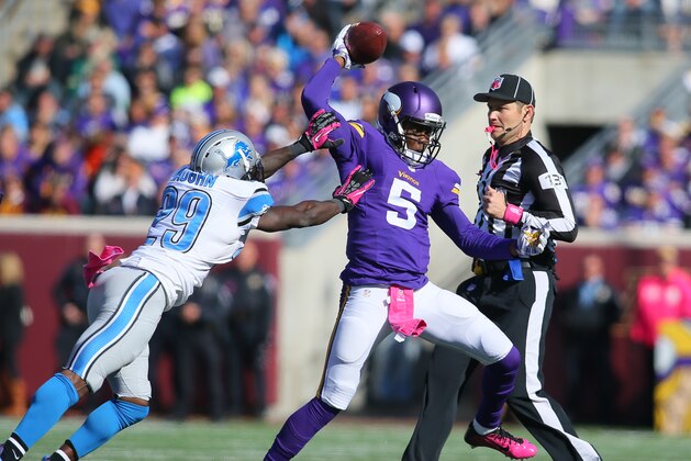 MINNEAPOLIS, MN - OCTOBER 12:  Quarterback Teddy Bridgewater #5 of the Minnesota Vikings scrambles against Cassius Vaughn #29 of the Detroit Lions on the line during the fourth quarter on October 12, 2014 at TCF Bank Stadium in Minneapolis, Minnesota. (Photo by Adam Bettcher/Getty Images)
