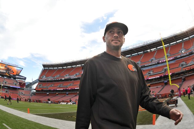 Cleveland Browns quarterback Brian Hoyer walks on the field prior to an NFL football game against the Pittsburgh Steelers Sunday, Oct. 12, 2014, in Cleveland. Cleveland won 31-10. (AP Photo/David Richard)
